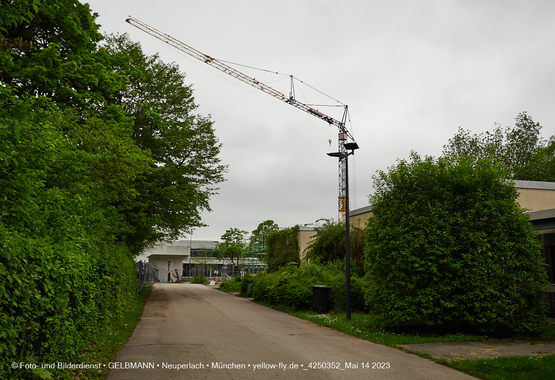 14.05.2023 - Ein Kran für die Baustelle Haus für Kinder in Neuperlach